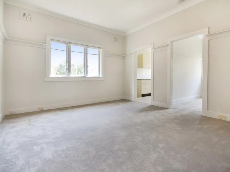 RECENTLY UPDATED APARTMENT MINUTES WALK TO BONDI BEACH