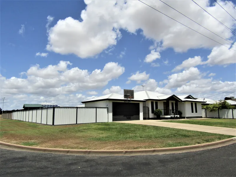 WOW FACTOR - BEAUTIFUL INSIDE AND OUT - SHED - POOL – DECK - DLUG