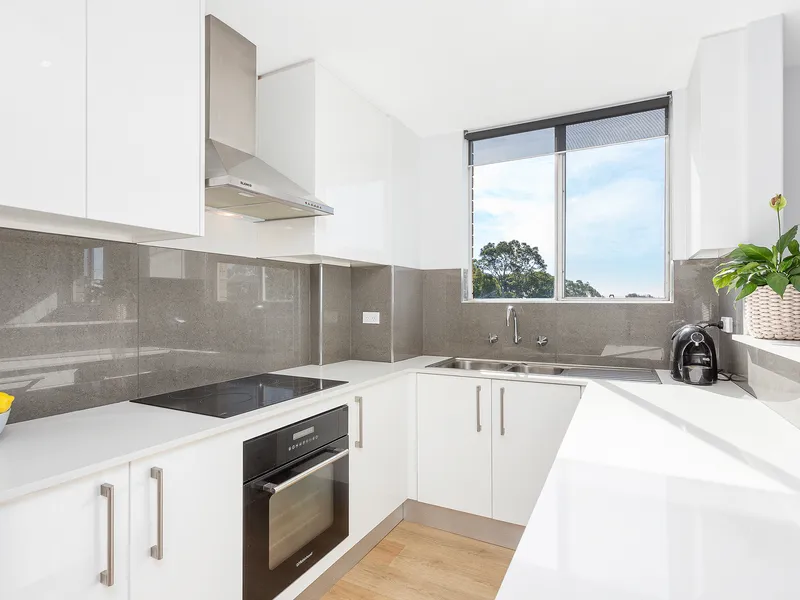 SUN-DRENCHED NORTH FACING APARTMENT