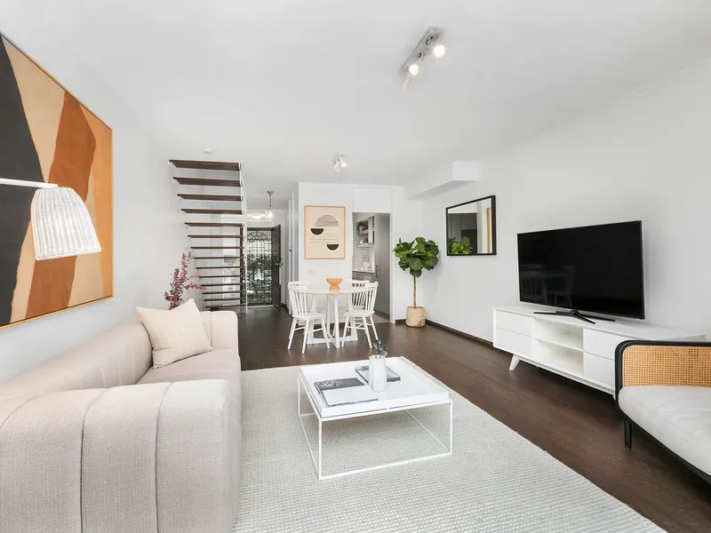 Two-Storey Townhouse 500m to Village Cafes