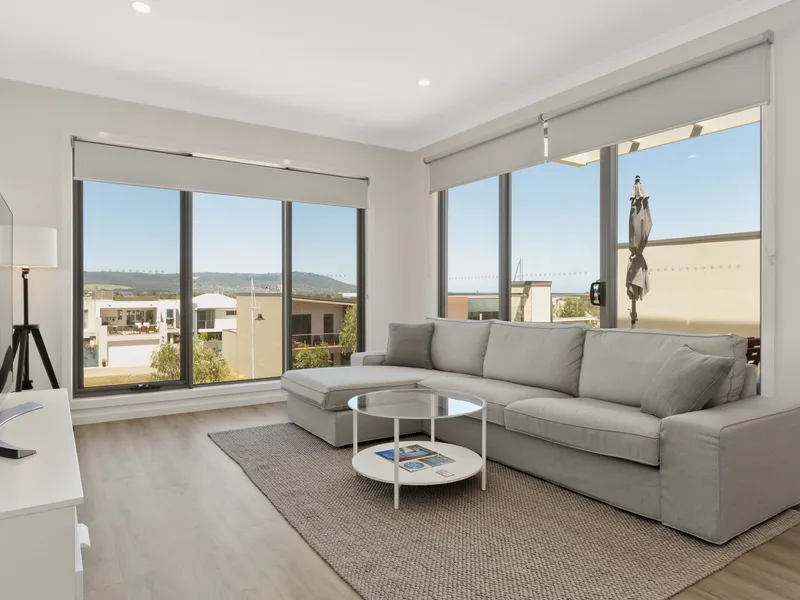 STUNNING & SPACIOUS 'AS NEW' TOWNHOUSE INC. TERRACE DECK WITH VIEWS!