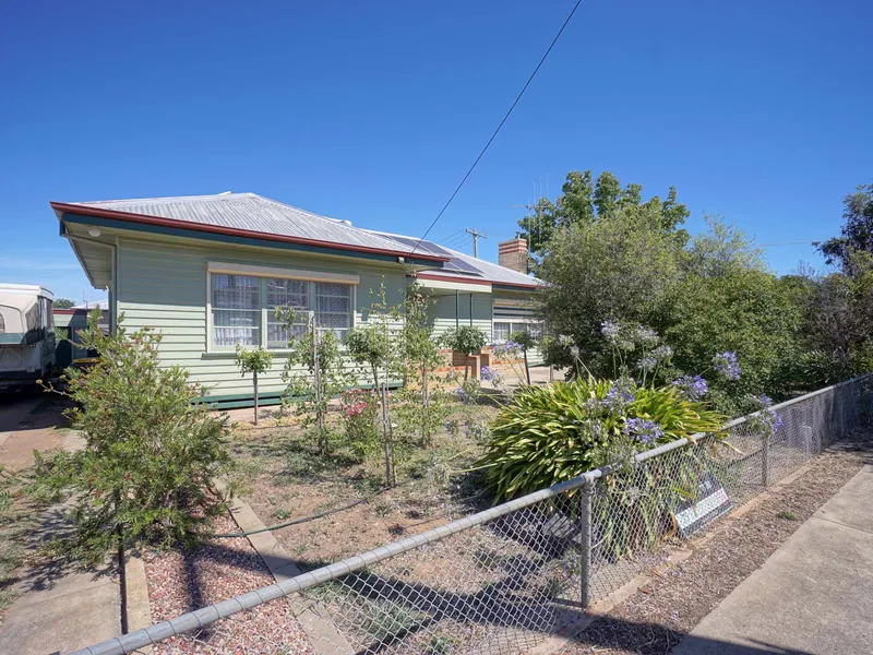 Sassy Mid Century 3BR Modern Suit Fastidious Purchaser All areas updated New Kitchen with Modern Appliances new Bathroom With Designer Features!