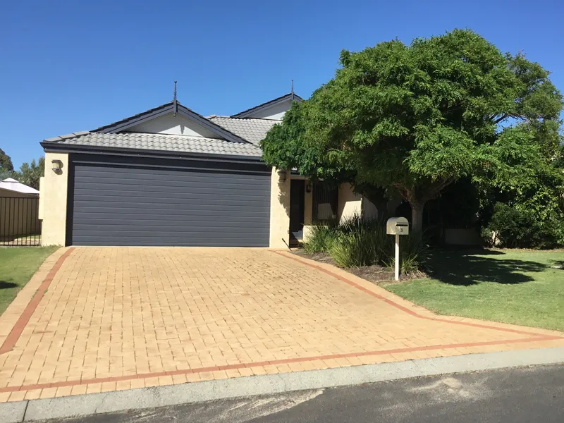 LARGE FAMILY HOME CLOSE TO BEACH