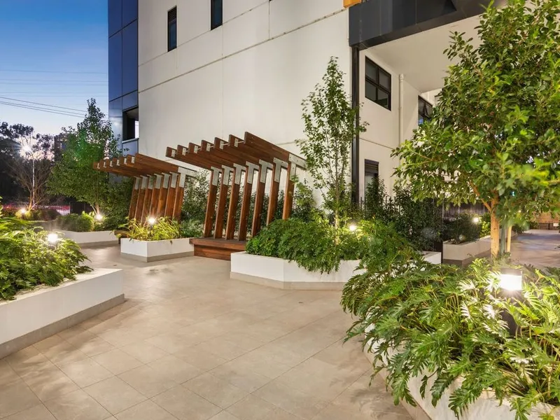 CITY FRINGE STYLISH & SPACIOUS