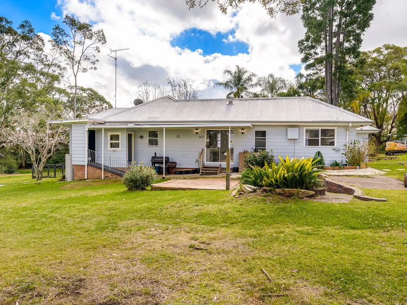 Enjoy The Acreage lifestyle !!