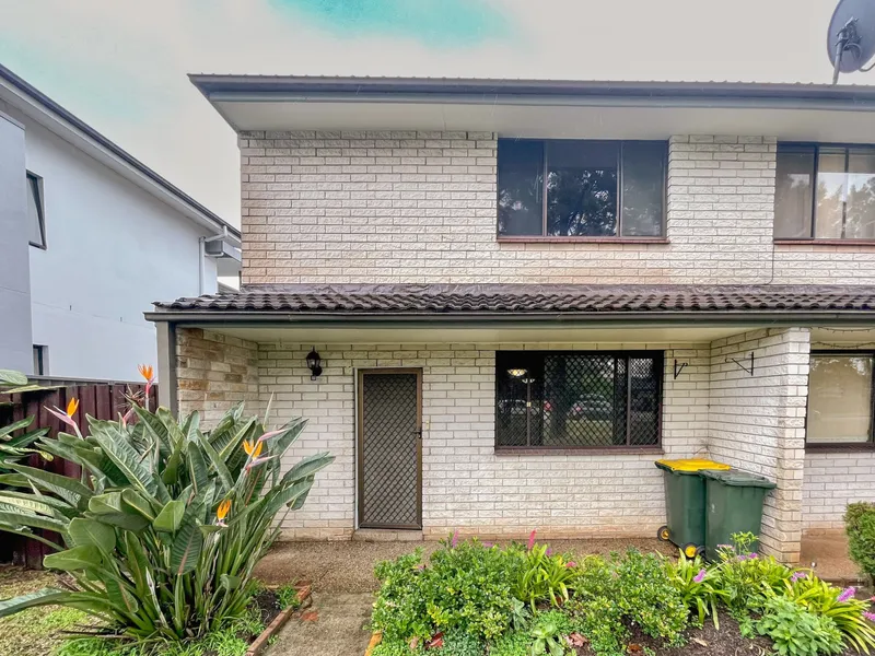 2 bedrooms townhouse close to Minto station