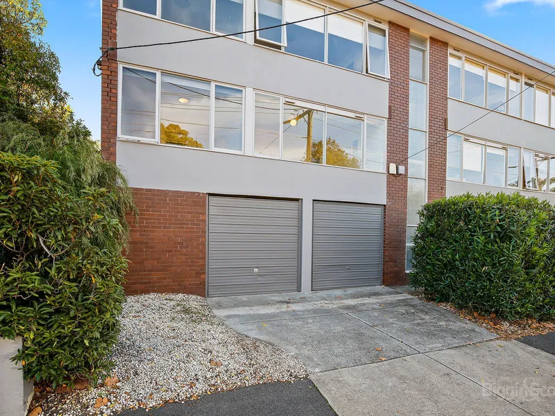 LIGHT AND BRIGHT WITH LOCK-UP GARAGE