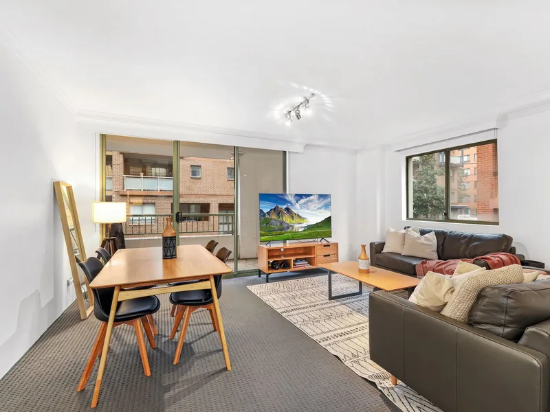 Modern oversized one bedroom apartment in popular Darling Harbour Precinct