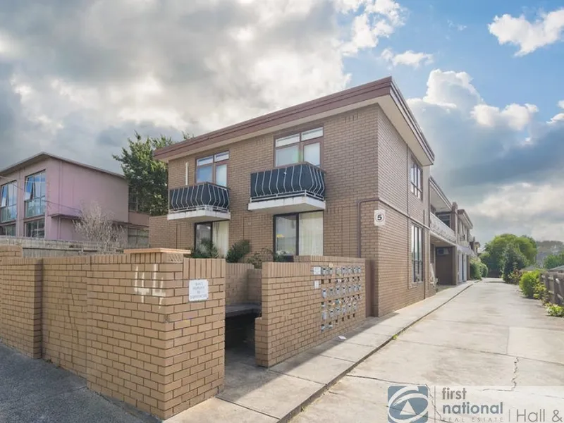 COMFORTABLE LIVING IN DANDENONG CENTRAL!