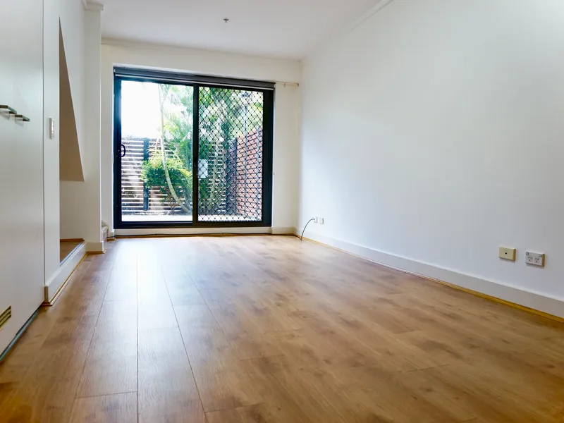Stylish Large 1 Bedroom Apartment with Sunny Entertainer's Courtyard