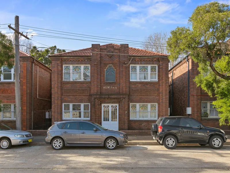 Freshly Renovated Sunny 2 Bedroom Unit- Pet friendly