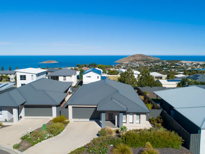 Stunning Home - presents as new on 516sqm in a very quiet cul-de-sac