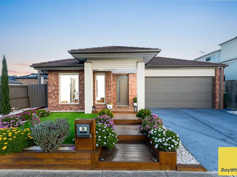 Perfectly located family home in Saltwater, Point Cook!
