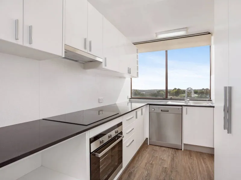 Superb 2 bedroom apartment with modern kitchen and views