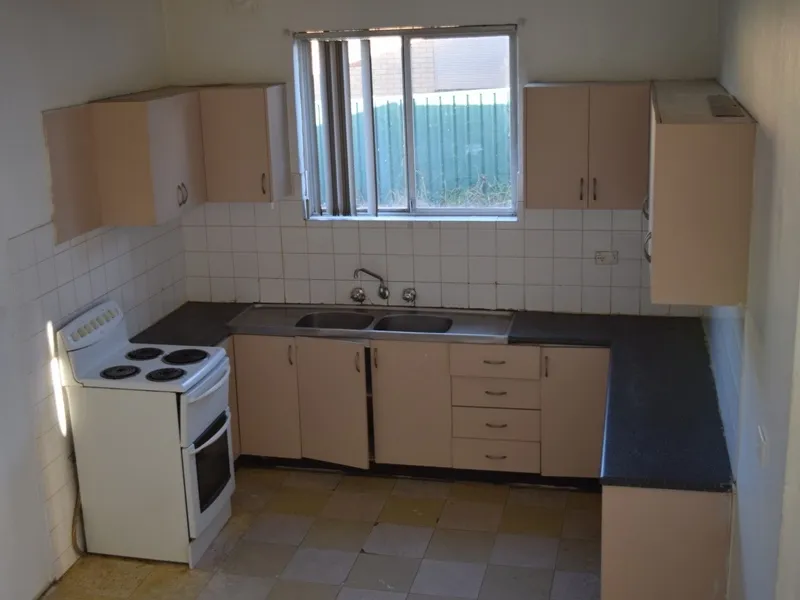 LARGE FLAT ABOVE SHOPS - GREYSTANES