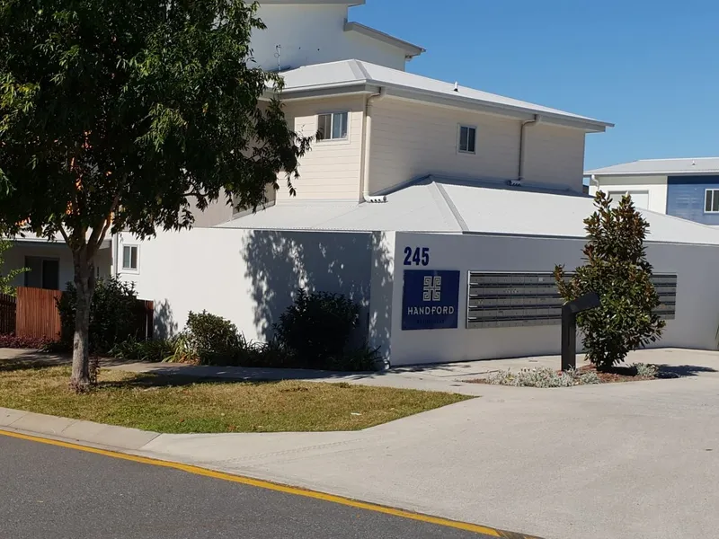 Large 2 level townhouse