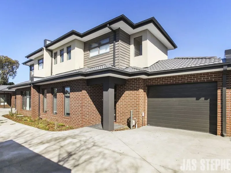 STYLISH TOWNHOUSE LIVING!