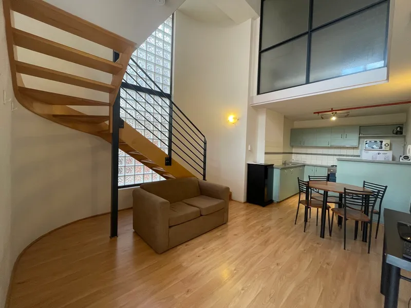 MODERN APARTMENT - GREAT INNER CITY LIVING