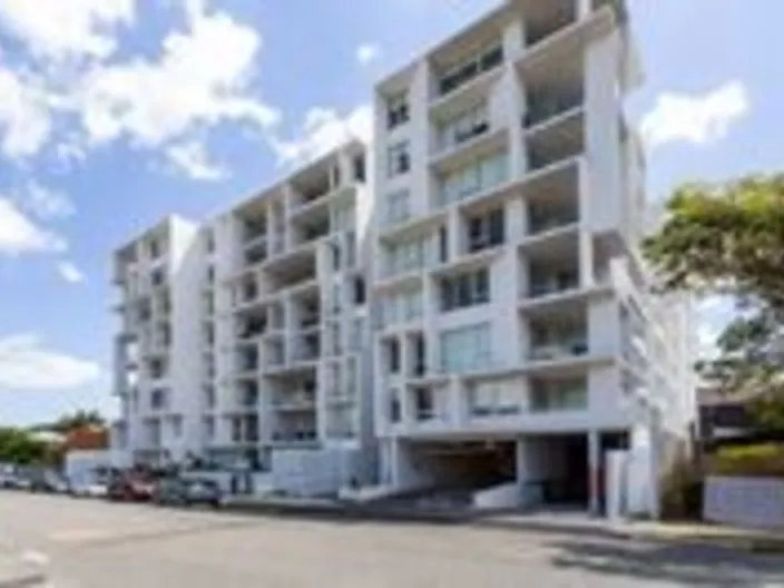 Luxury, Air-conditioned 1 Bedroom Apartment - walk to schools, bars/cafes, public transport and the Brisbane River