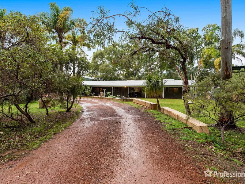 Prime Parcel of land in Scenic PARKLANDS with Swimming Pool, Factory size Shed and a lovely Homestead