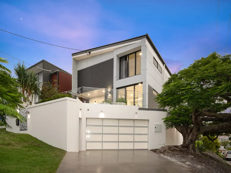 BREATHTAKING CITY AND PANORAMIC VIEWS – SLICK CONTEMPORARY HOME
