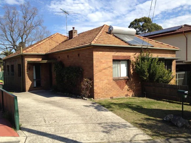 2 Bedroom Semi in a Quiet Street!