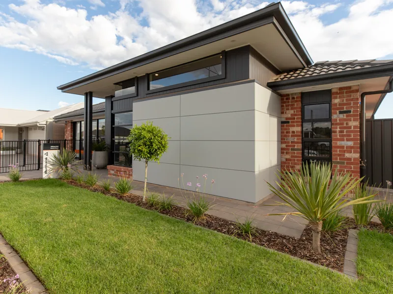 GORGEOUS DISPLAY HOME - WITH 7% RENTAL RETURN!