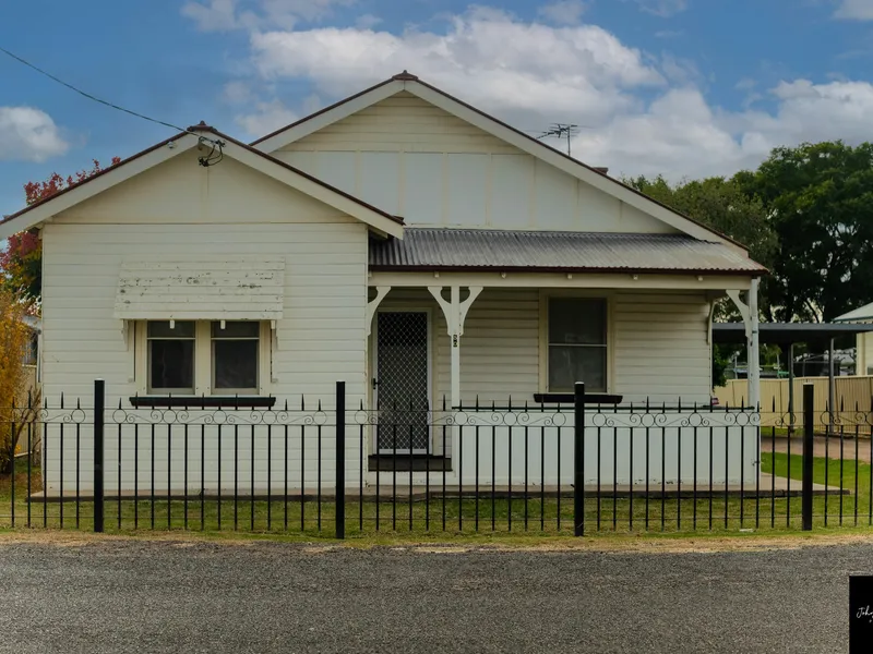 CLASSIC WEATHERBOARD GEM!
