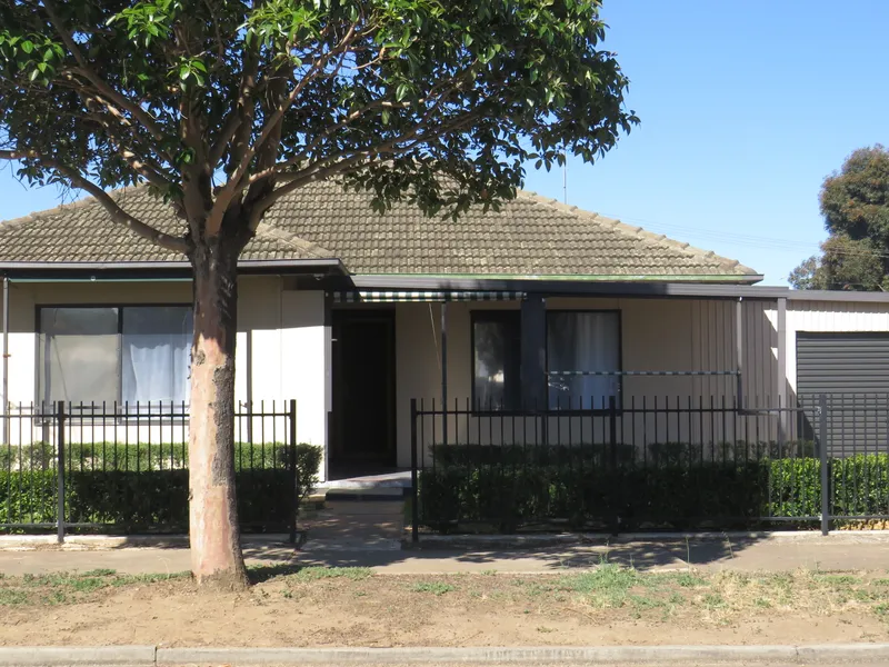 Cosy Home with Great Backyard