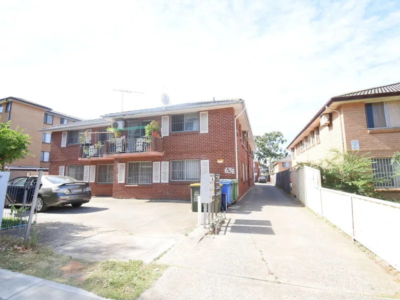 COMFORTABLE 2 BEDROOM UNIT. LOCATED on 1st  FLOOR. 