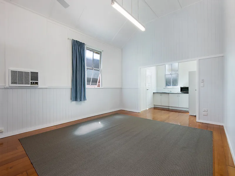 QUIRKY LIVING IN WINDSOR! WIFI INCLUDED!