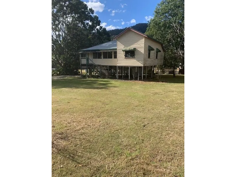 Original Queenslander set in an amazing valley
