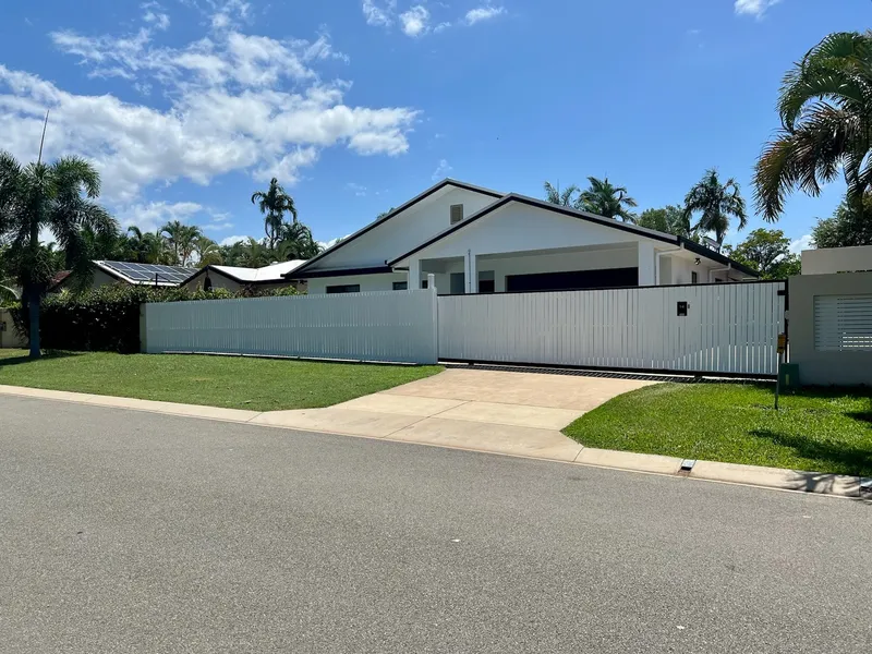 LARGE EXECUTIVE HOME WITH LARGE POOL