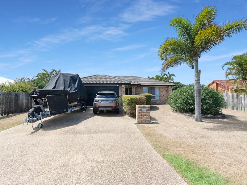 Quality Executive Home, Walking Distance to Sandy Beach