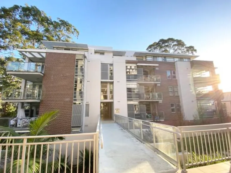 Two-bedroom apartment with big yard in Lindfield!