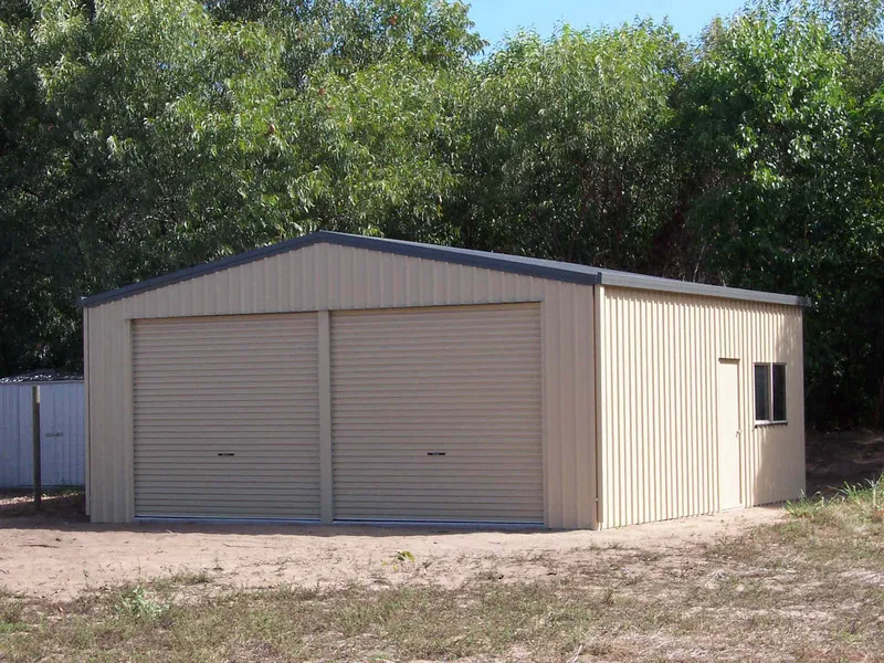 EXCELLENT BEACH BLOCK WITH SHED