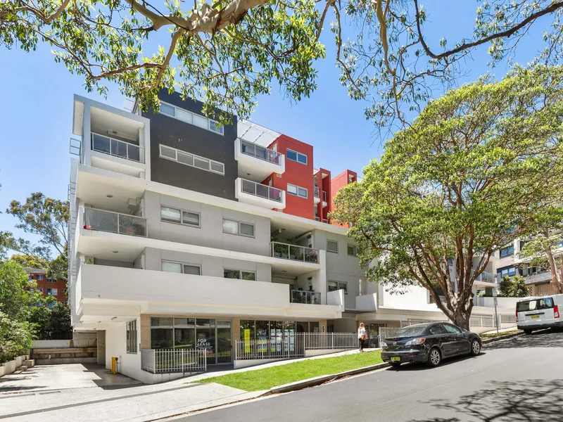 Close to shops & cafes of Lane Cove