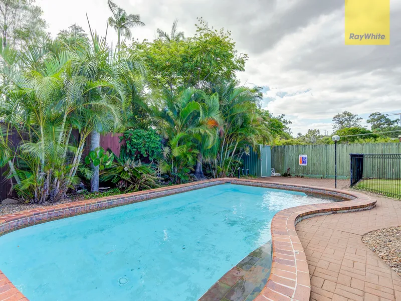 IMMACULATE FAMILY HOME WITH POOL!!!