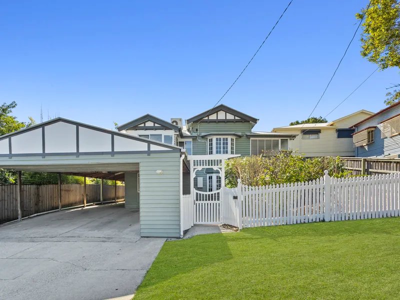 Oversized Queenslander on low maintenance block