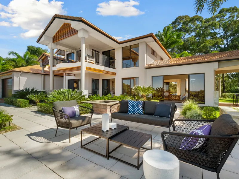 MAGNIFICENT HINTERLAND RETREAT ONLY MINUTES FROM THE CENTRE OF NOOSA