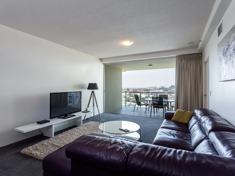 SPACIOUS FULLY FURNISHED 2BED 2 PARKs 6 MINS FROM QUEEN STREET!