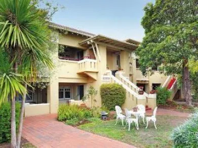 2 BEDROOM APARTMENT PLUS STUDY IN FANTASTIC LOCATION!