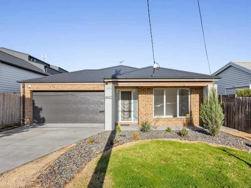 STUNNING MODERN FAMILY HOME