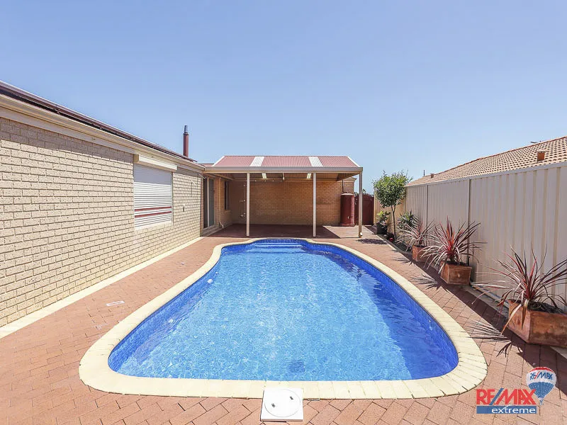 A HUGE FAMILY HOME + POOL!