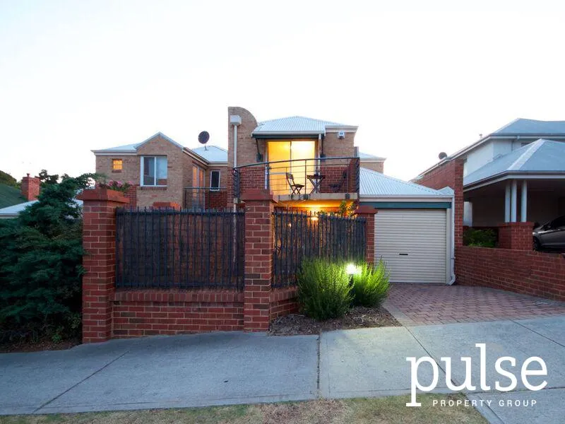 LOVELY TOWNHOUSE IN A GREAT LOCATION