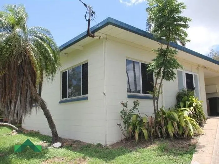 Tidy three bedroom unit close to Stockland Shopping Center