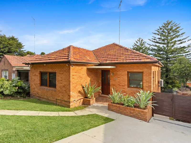BRICK FAMILY HOME IN PRESTIGIOUS LIFESTYLE LOCALE