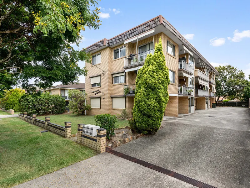 Incredibly Convenient Top Floor Apartment - Walk to Everything!