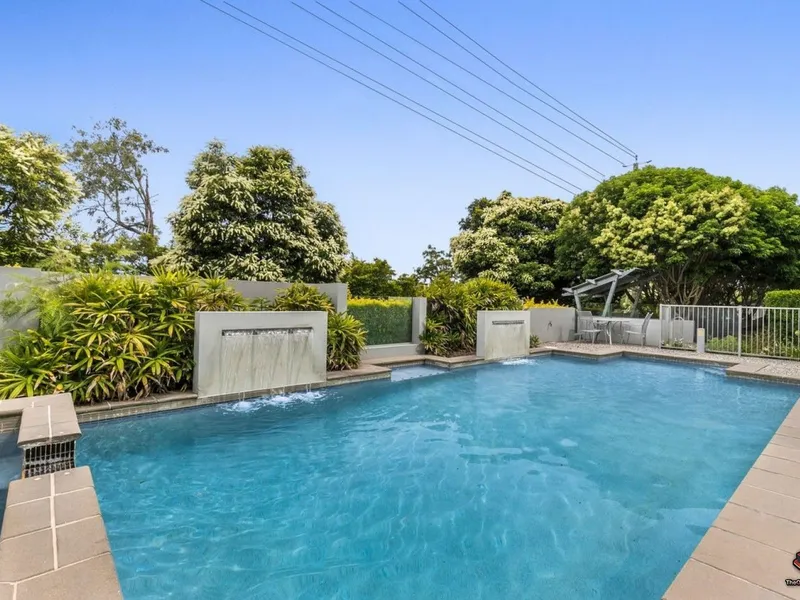 2 BEDS NEWLY RENOVATED APARTMENT IN THE HEART OF INDOOROOPILLY