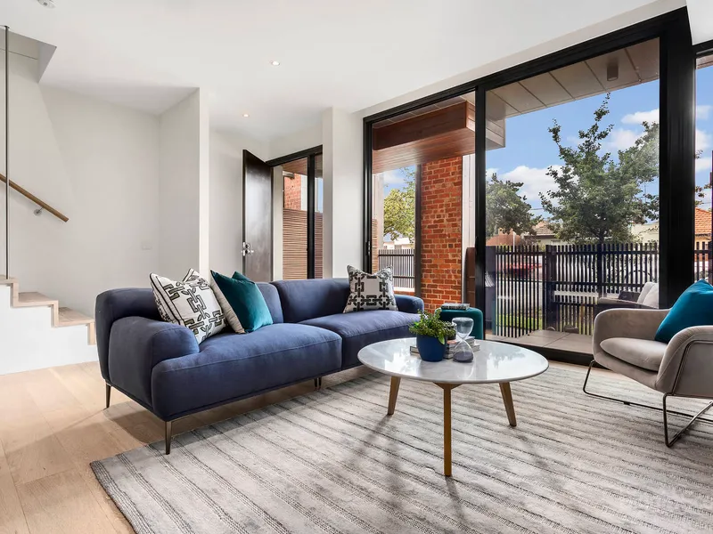 SLEEK & STYLISH IN PRIME RICHMOND LOCATION